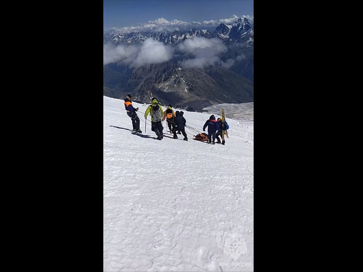 Спасатели эвакуировали с Эльбруса 61-летнего альпиниста из Грузии