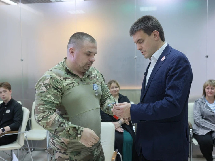 Губернатор Красноярского края передал ключи от спецавтомобилей ветеранам СВО
