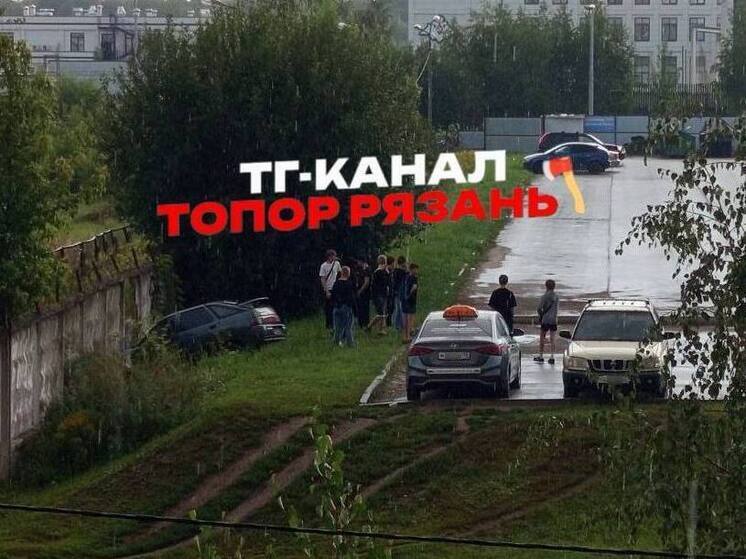 В Рязани ВАЗ въехал в бетонный забор на улице Шереметьевской