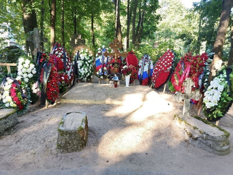 С могилы министра транспорта Романа Старовойта в Петербурге исчезли 17 венков