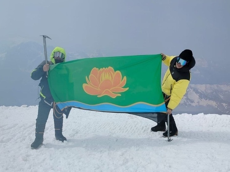 Кузбассовцы подняли над Эльбрусом флаг Мысков