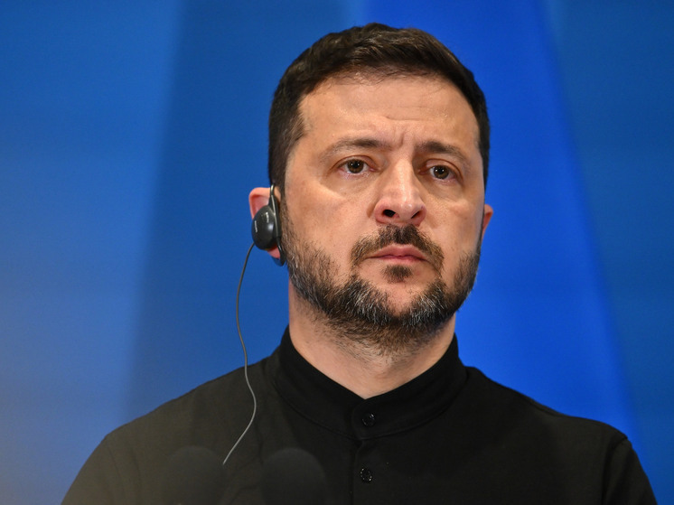 Владимир Зеленский оказался в эпицентре беспрецедентного кризиса накануне саммита лидеров США и России на Аляске. Как сообщает Financial Times, украинский лидер столкнулся с тройным вызовом: неблагоприятными перспективами переговоров Трампа и Путина, падением внутренней поддержки и ухудшением ситуации на фронте.