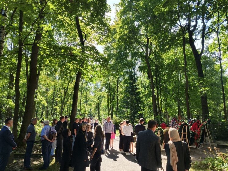Журналистов отогнали от могилы Старовойта ради его матери