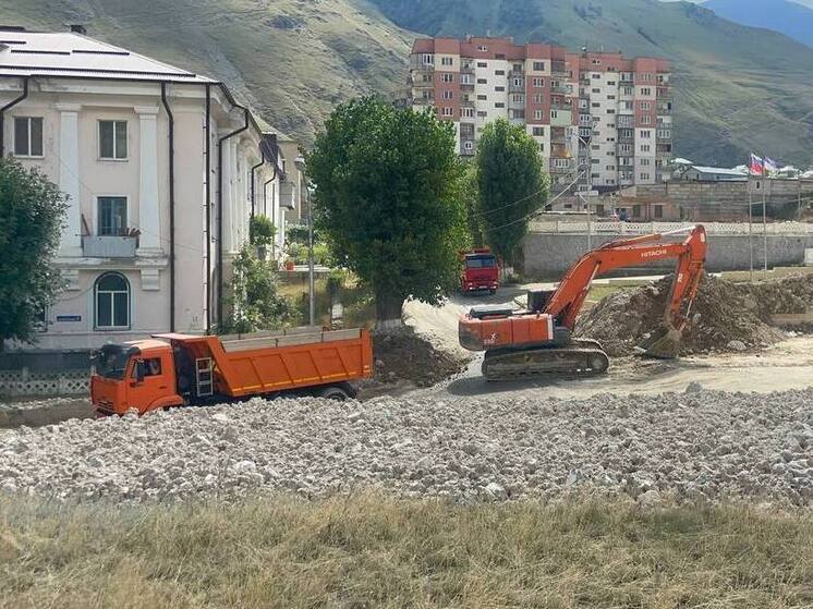 В Тырныаузе продолжаются расчищать город от схода селевых масс