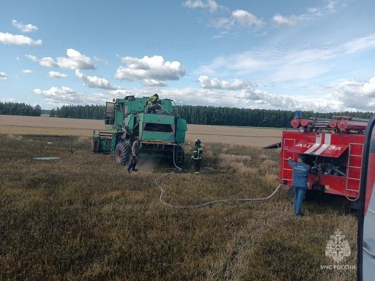 В Орловской области в соломоприёмнике комбайна выгорели пожнивные остатки