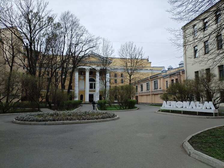 Приставы сняли арест с «Ленфильма»