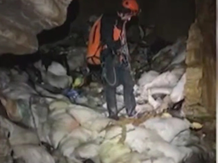 В Сочи спелеологи обнаружили крупную свалку в пещере Бережного