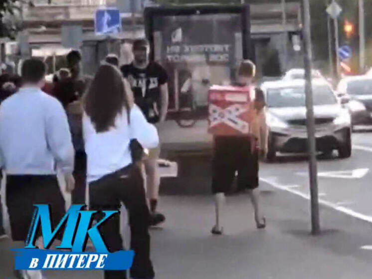 Кажется, в Петербурге начали появляться последствия запрета мигрантам работать в сфере доставки. По всей видимости, из-за нехватки рабочей силы в курьеры начали попадать люди, которые совершенно для этого не подходят. Так, накануне неадекватный человек с сумкой-духовкой «Яндекс» своими дивными фортелями напугал петербуржцев у метро «Лесная».
