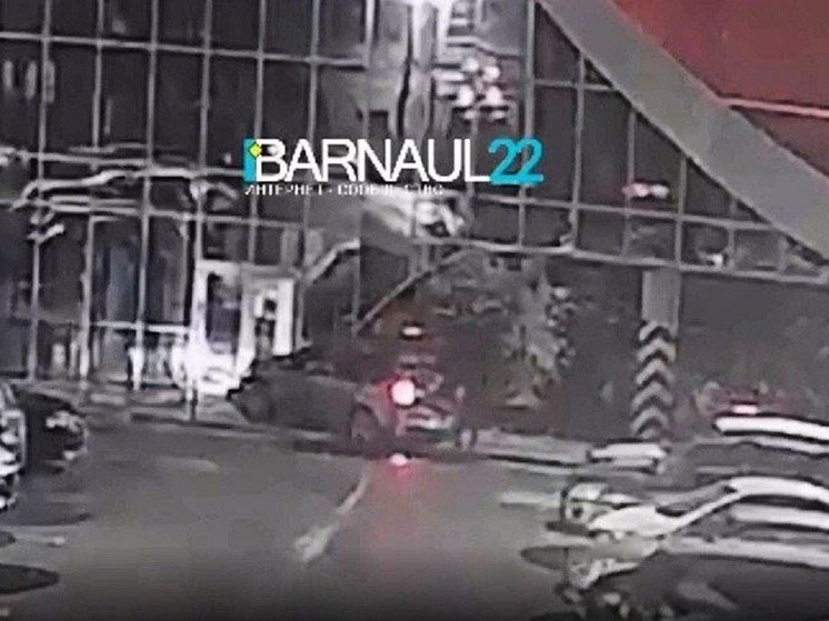 «Субарист» ночью протаранил барнаульский ТЦ «Волна» и скрылся
