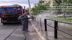 В Астрахани моют пыльные остановки и леерные ограждения на дорогах