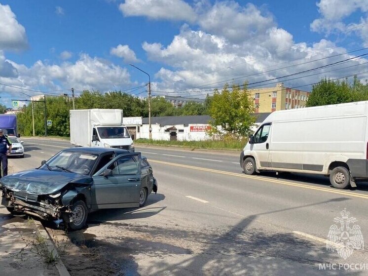 В Шуе микроавтобус сбил с колес легковой автомобиль на встречной линии дороги