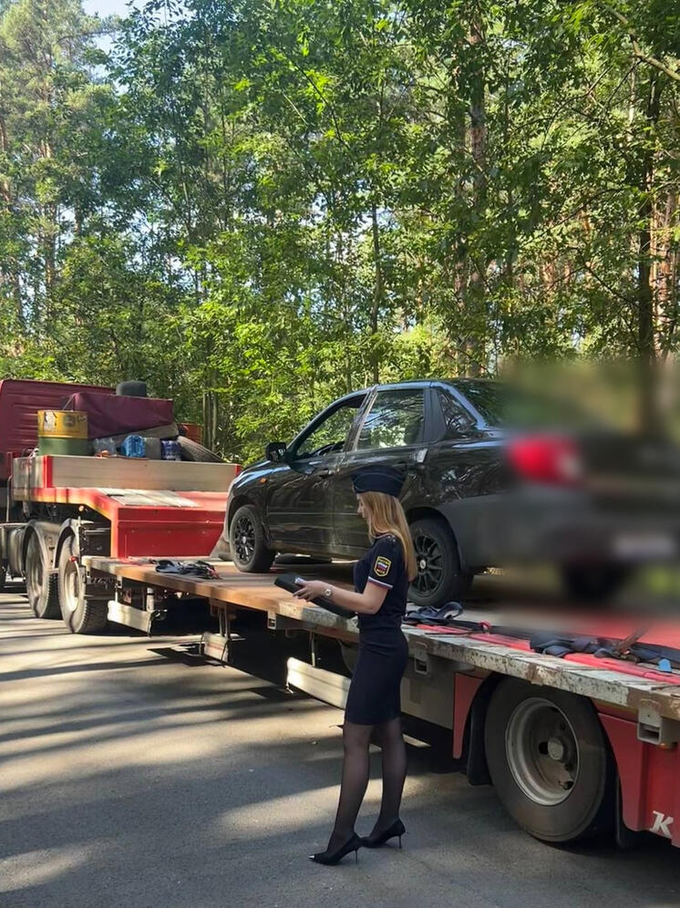 В деревне Печки судебные приставы изъяли автомобиль