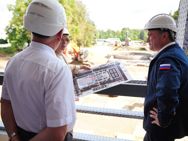 Андрей Воробьев проверил ход реконструкции театра «ФЭСТ» в Мытищах