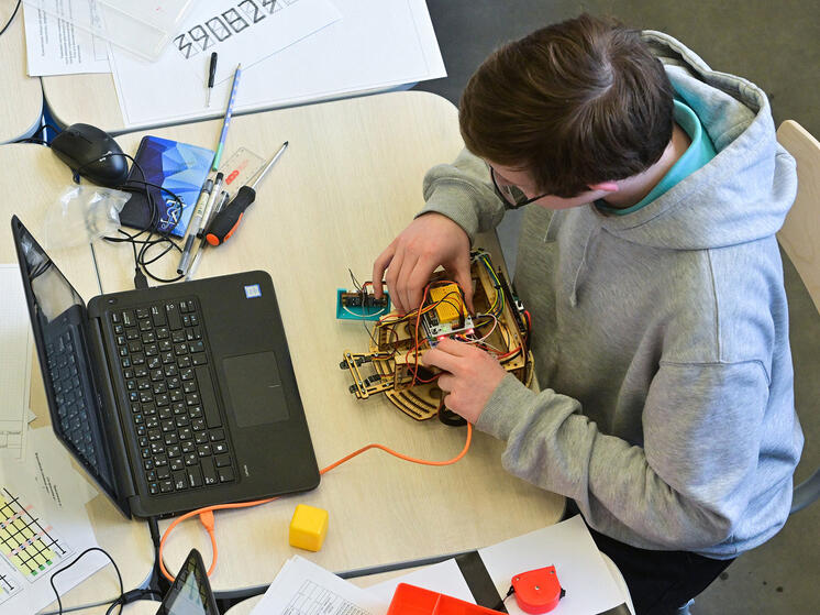 Как мотивировать выйти в школу и не списывать у ИИ