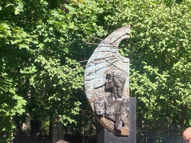 Фанаты Виктора Цоя обеспокоены состоянием памятника на его могиле