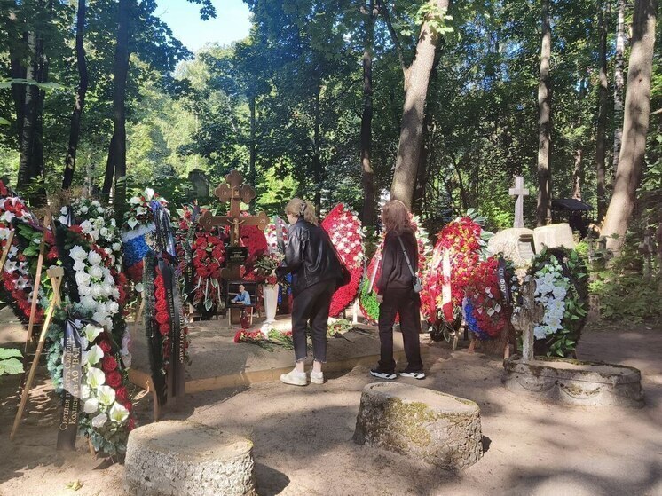 Возлюбленную экс-министра Старовойта не заметили на кладбище на 40-й день смерти