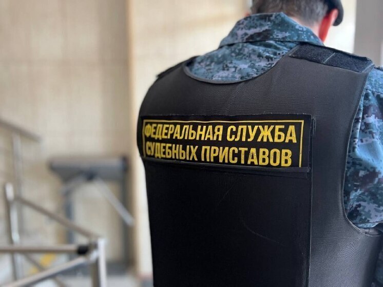 В Астрахани приставы устроили сюрприз должнику по алиментам прямо на вокзале