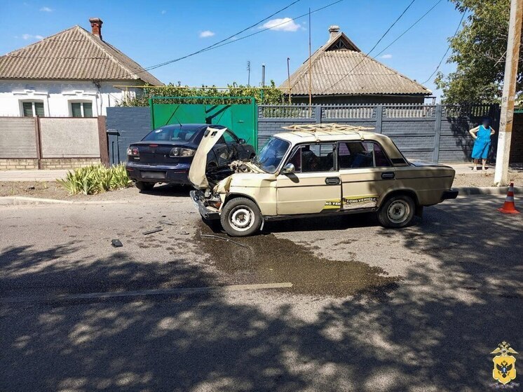В Геническе столкнулись «Мазда» и ВАЗ – пострадала женщина