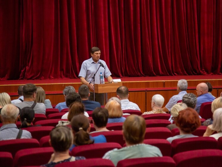 В Великих Луках обсудили итоги полугодия и планы развития города