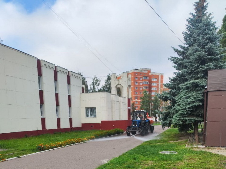 В Курске в уборке улиц участвуют 57 человек и 53 единицы спецтехники