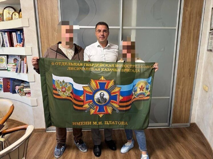 Мэр Тулы Эрк получил в подарок знамя Лисичанской казачьей бригады