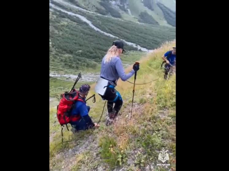 Спасатели оказали помощь туристам в районе перевала Софийское седло в КЧР