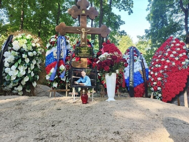 Возлюбленная Старовойта тайком пришла на могилу к любимому