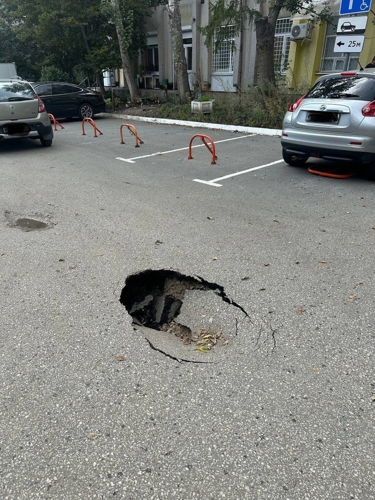 В Самаре на уд. Чернореченской, 49а в асфальте образовался провал 15 августа