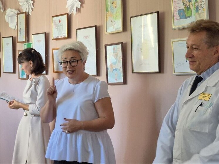 Абаканская больница наградила маленьких художников за рисунки врачам