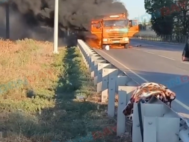 В Азове очевидцы запечатлели на видео горящий большегрузный автомобиль