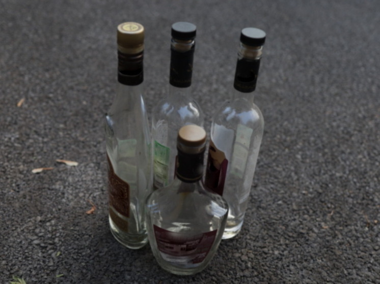 Российский журналист подарил репортеру Брайану Гленну бутылку русской водки