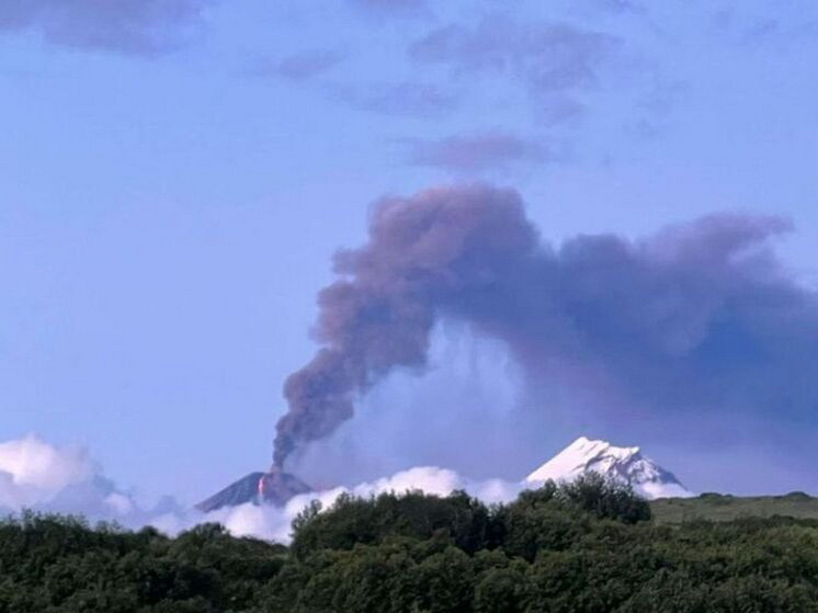 Вулкан Ключевской снова выбросил пепел на высоту 6500 метров