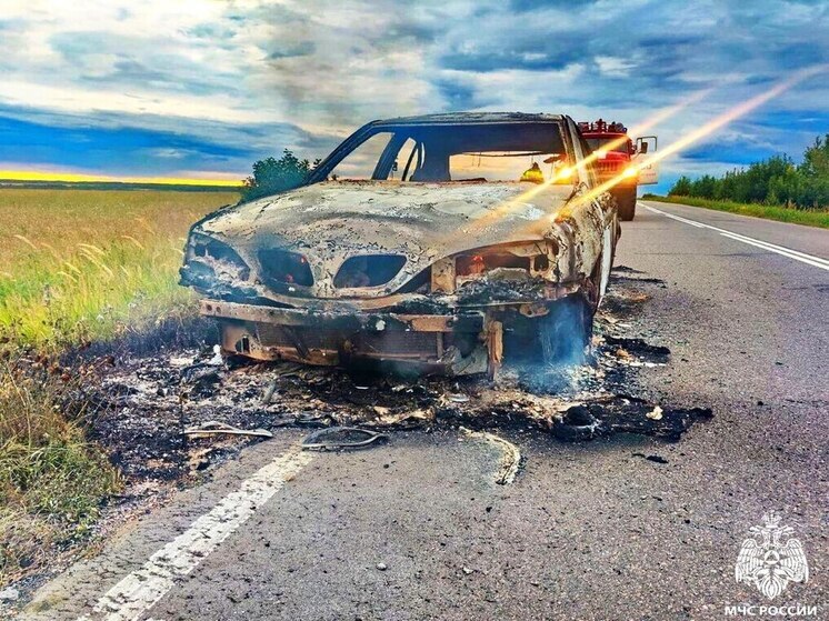 В Холм-Жирковском районе на дороге во время движения загорелся автомобиль