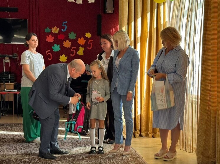 В Обнинске детям защитников подарили школьные рюкзаки