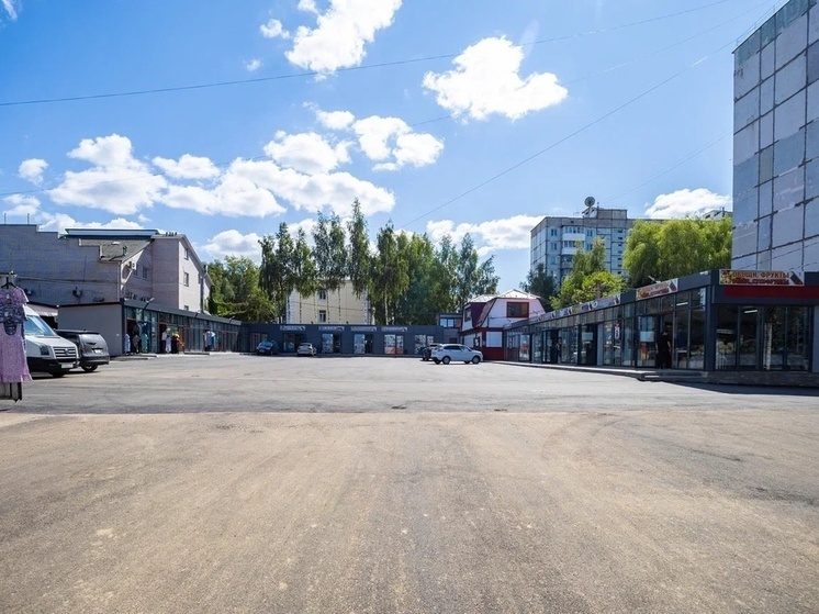 В Смоленске продолжается работа по благоустройству торговых объектов