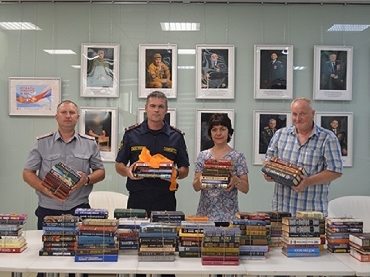 Владимирская колония получила книжный подарок к юбилею