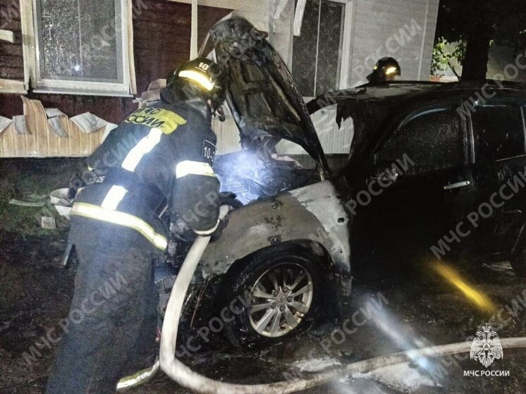 Под Брянском спасатели потушили горящий автомобиль: пострадавших нет