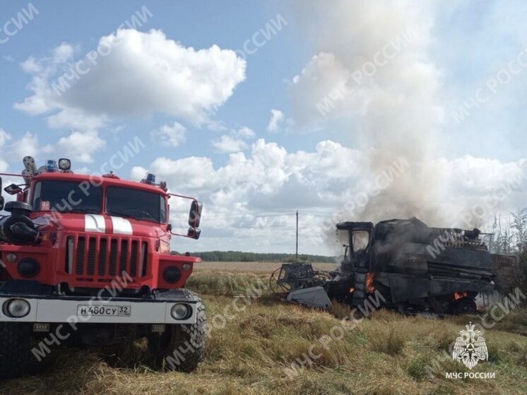 В брянском селе Осколково во время уборочных работ загорелся комбайн