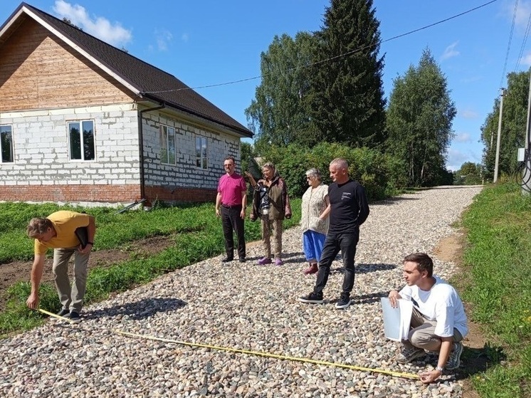 В деревне Ивановского района отремонтировали четыре дорожных участка