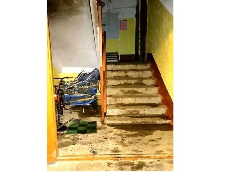 В Смоленске на Седова в подъезде пожгли велосипеды и самокаты