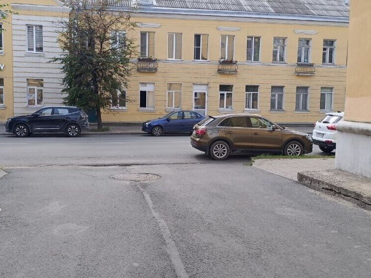 Псковичи жалуются на криво паркующихся водителей