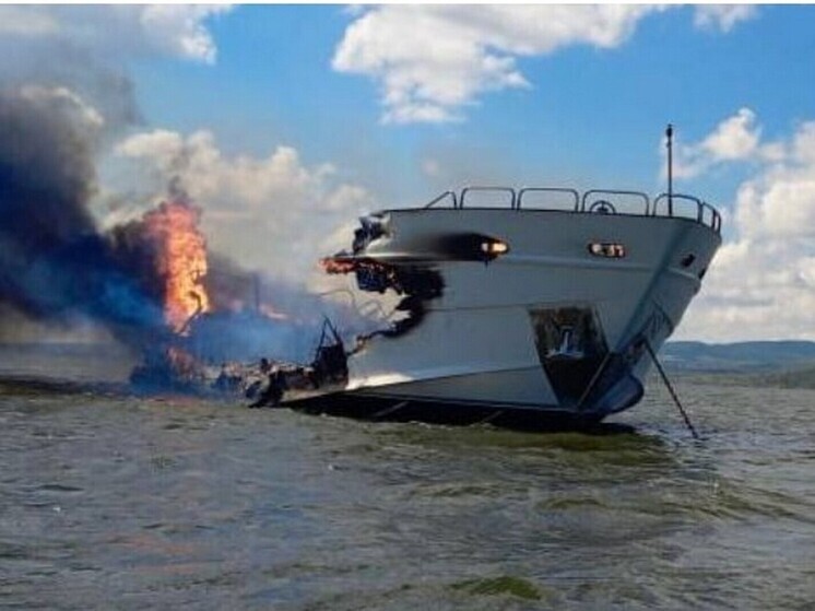 СК начал проверку после пожара на судну с шестью пассажирами под Саратовом