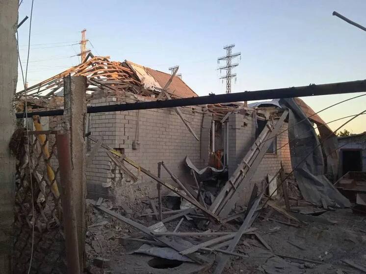 В результате обстрела в Новой Каховке поврежден частный дом