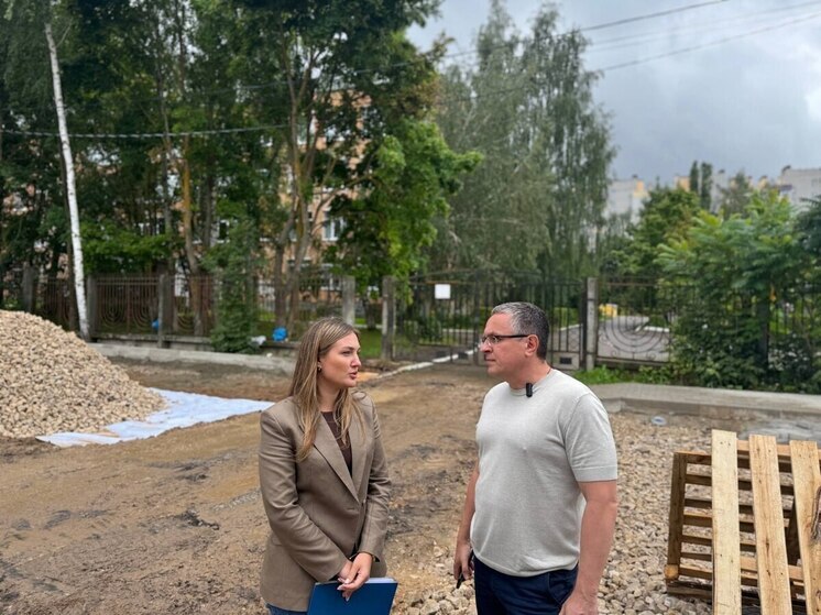 Возле калужской школы №50 появятся тротуар, дорога и парковка для родителей