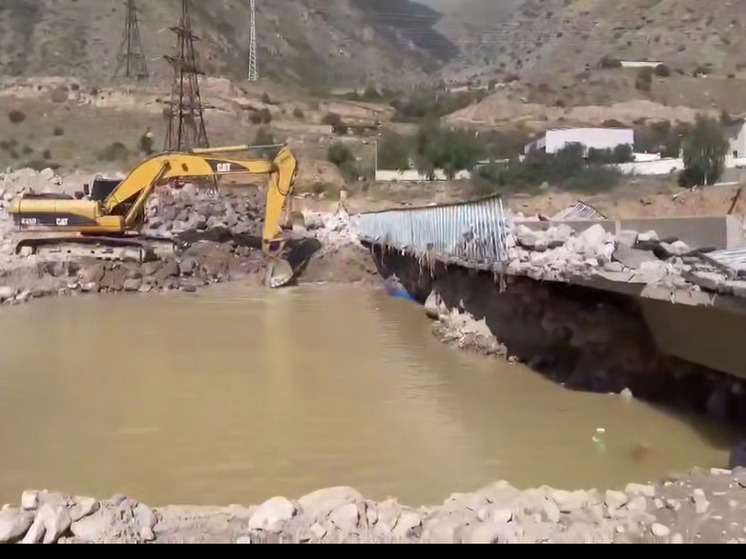 Более 50 единиц тяжёлой техники расчищают Тырныауз от остатков селевых масс