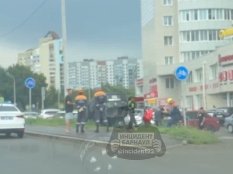 Вылетел на тротуар и опрокинулся: в Барнауле на Малахова произошло ДТП  с «перевертышем»