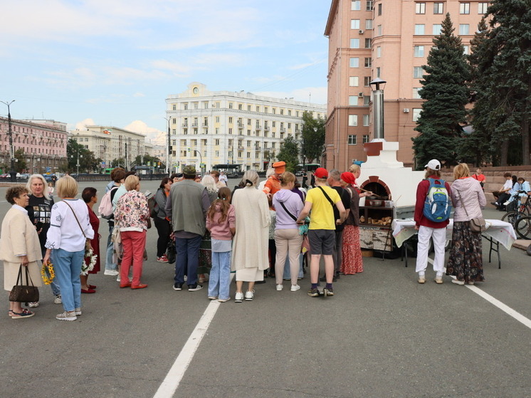  В центре Челябинска установили русскую печь для выпечки оладий