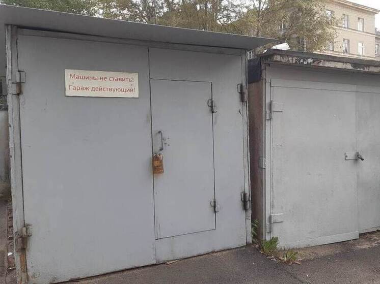 В гараже люди часто хранят старые вещи, ставят машину на ночь, выполняют различные работы: что-то чинят или красят