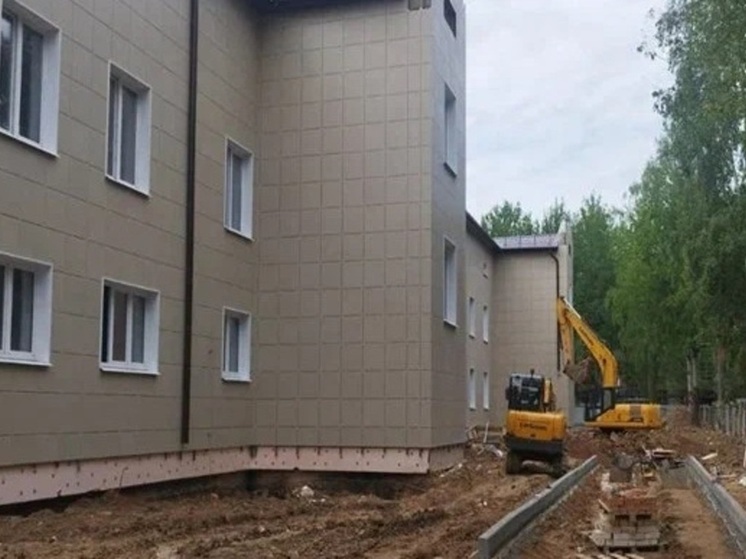 В Мирном продолжается строительство новой взрослой поликлиники