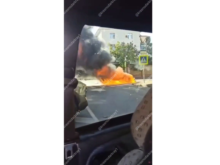 В Краснодаре после столкновения с троллейбусом загорелась легковушка